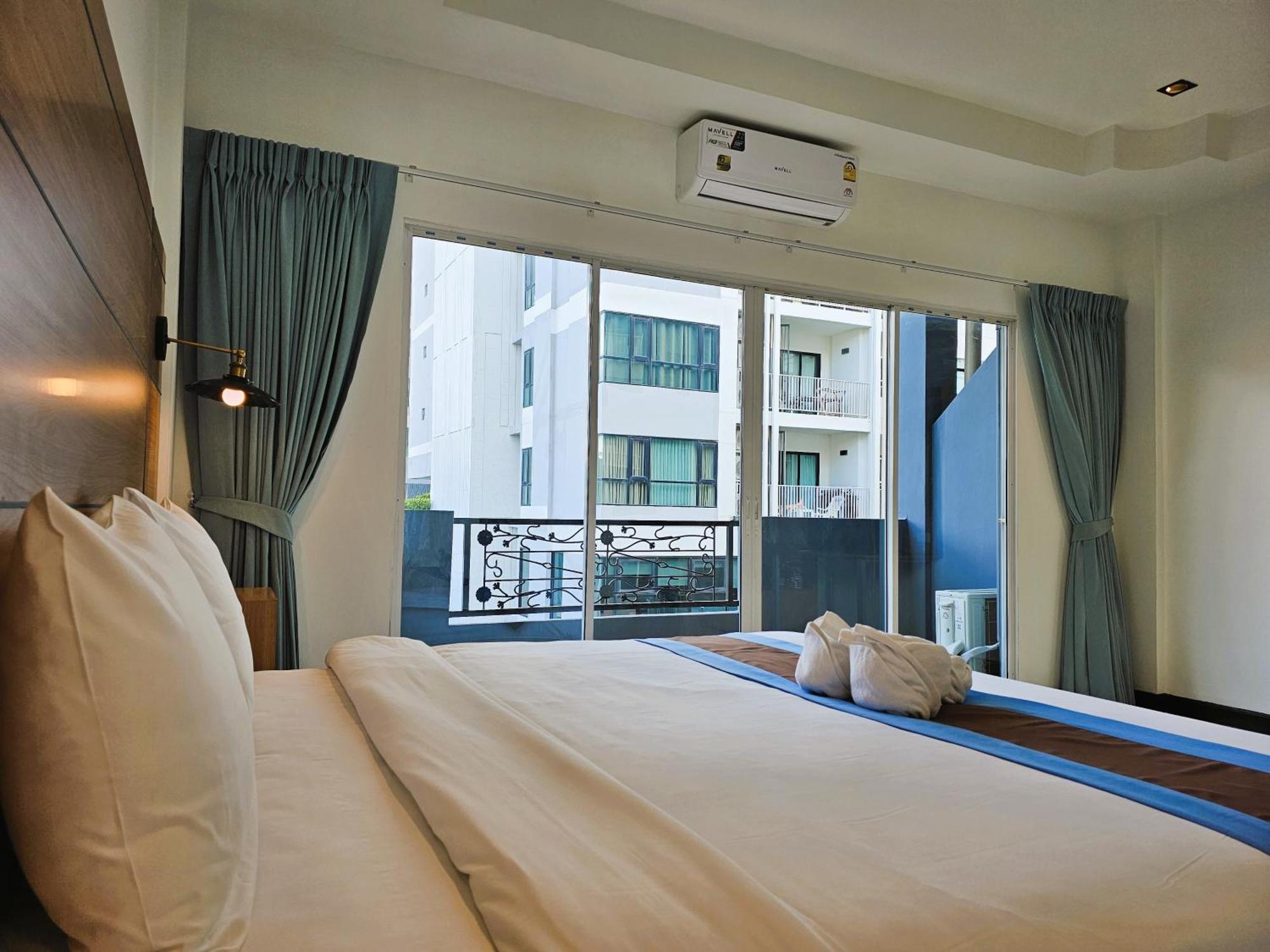 The Base Inn Pattaya Exterior photo