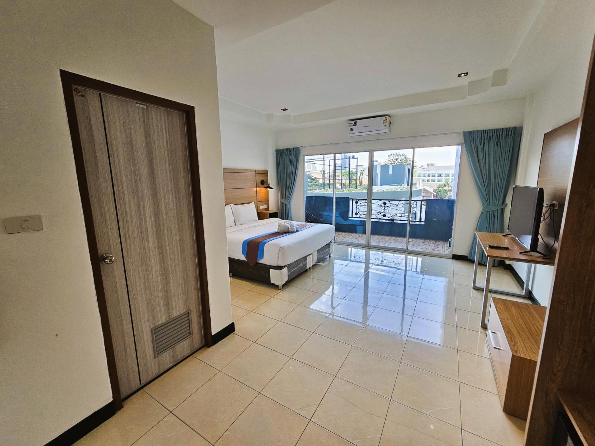 The Base Inn Pattaya Exterior photo