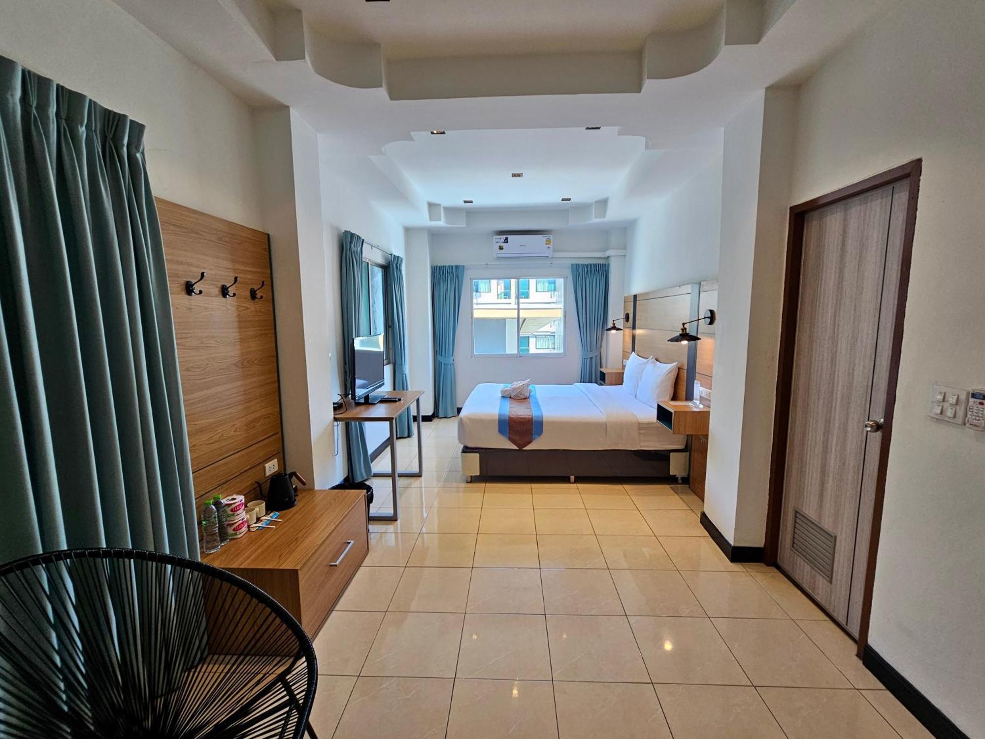 The Base Inn Pattaya Exterior photo
