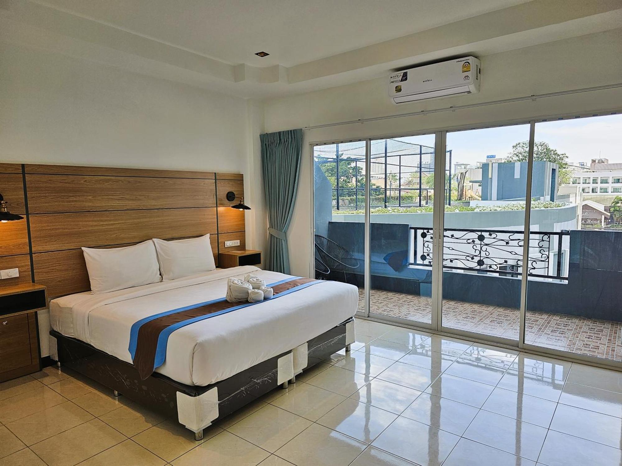 The Base Inn Pattaya Exterior photo