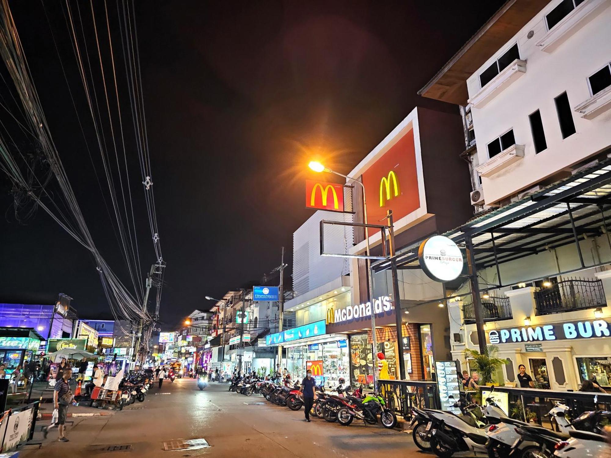 The Base Inn Pattaya Exterior photo